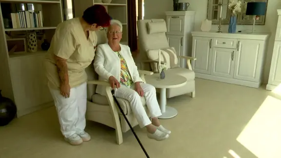 Das Bild zeigt zwei Damen in einem Wohnzimmer eines Pflegeheimes.