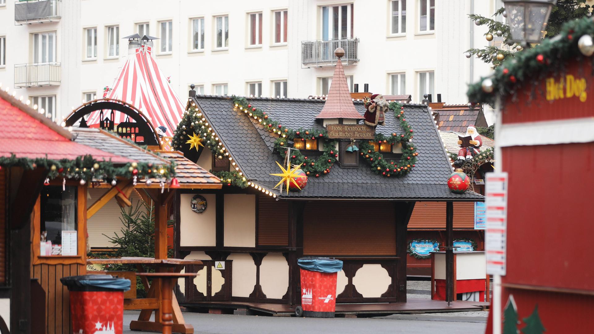 Leerer Magdburger Weihnachtsmarkt beim Gedenktag an die Opfer des Anschlages von Magdeburg. | IMAGO / Bildteam