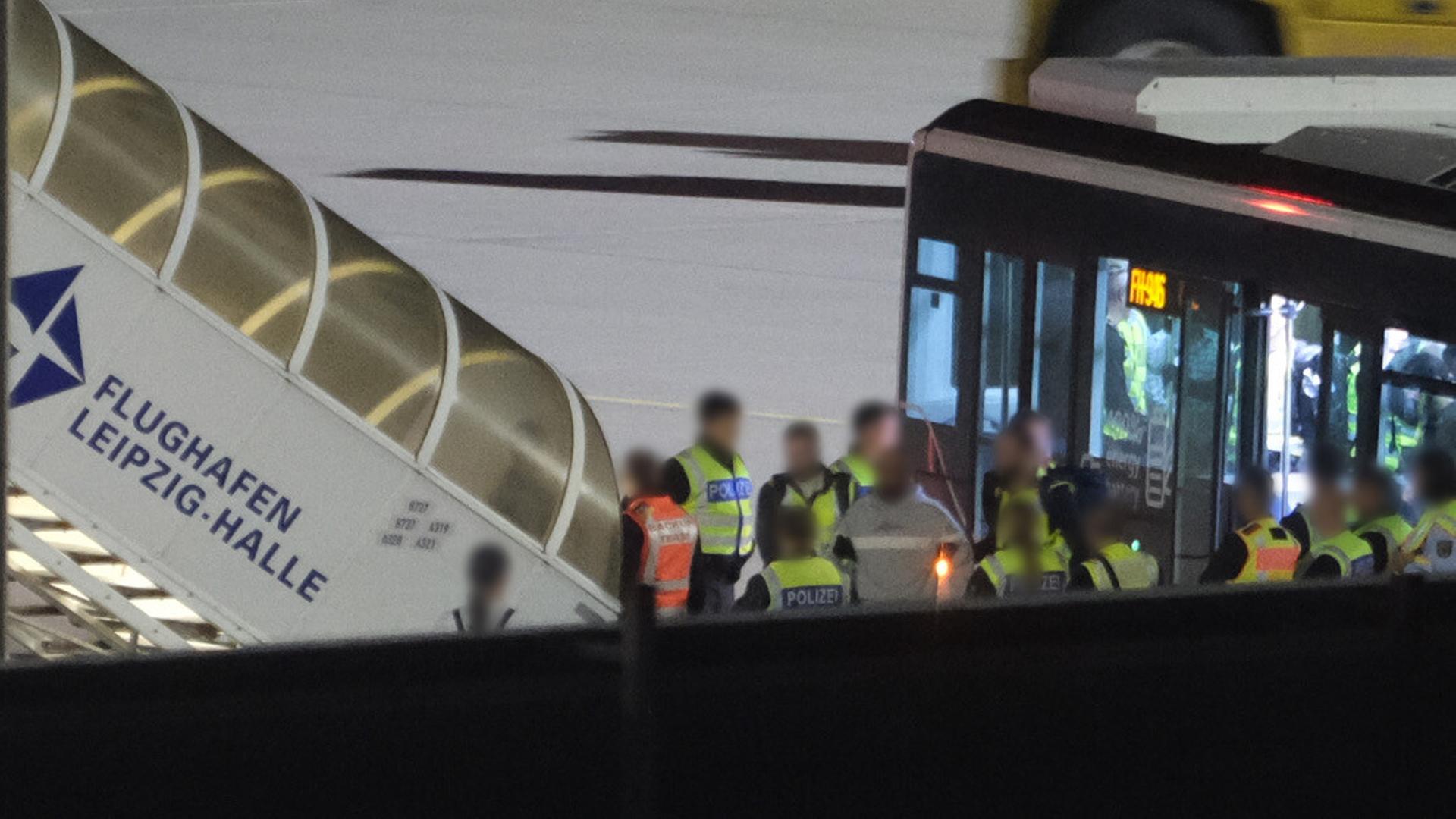 Innenminister Schuster verteidigt Abschiebeflug