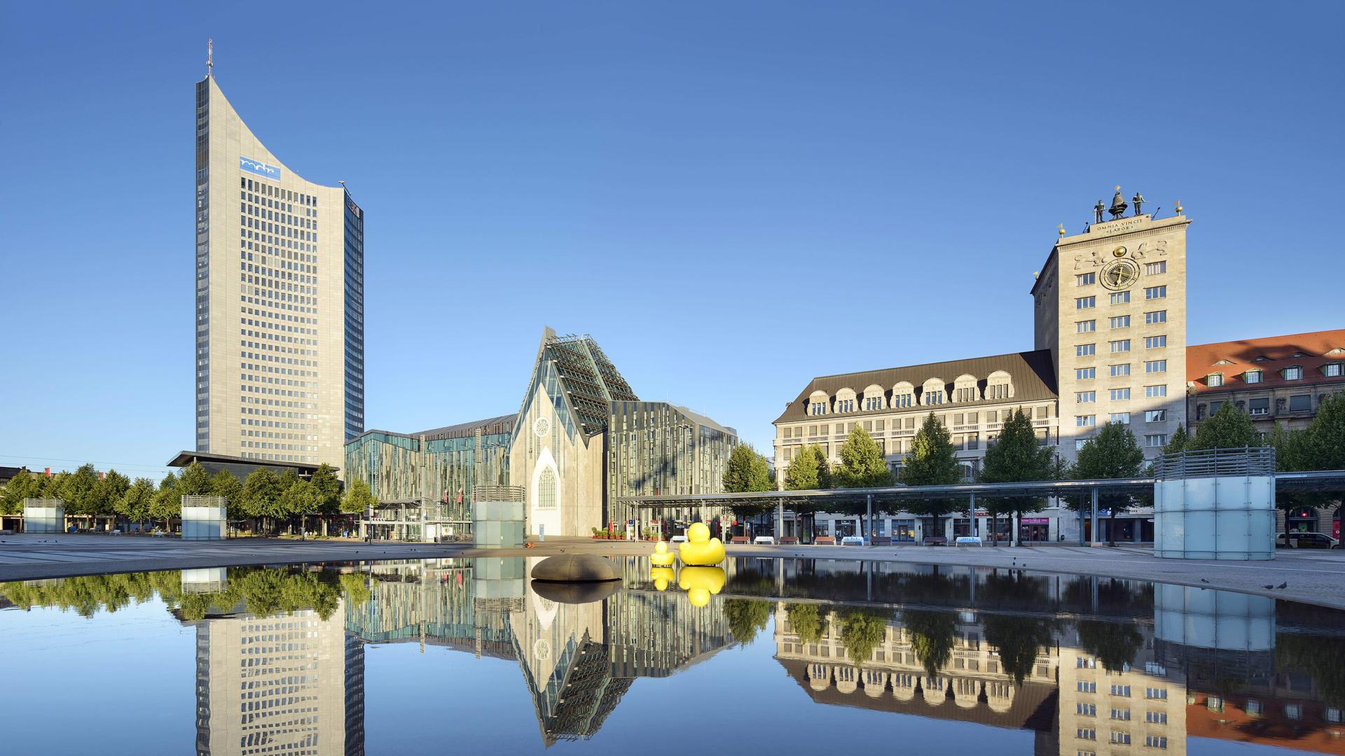 Augustusplatz, City-Hochhaus, Augusteum und Paulinum der Universität, Krochhochhaus, Wasserspiegelung in Wasserbassin. | imago/imagebroker