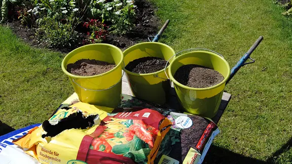 Kleine Erd-Kunde: Den Gartenboden pflegen | mdr.de