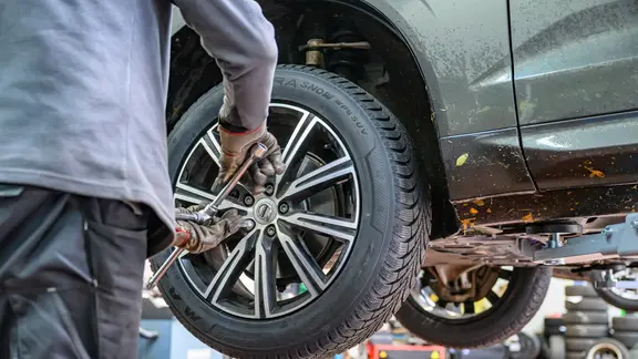 Reifen werden am Auto montiert