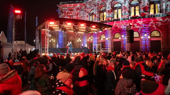 Besucher und Schaulustige tanzen vor dem Moderator Wolfgang Lippert vor der Semperoper auf dem Theaterplatz Walzer.