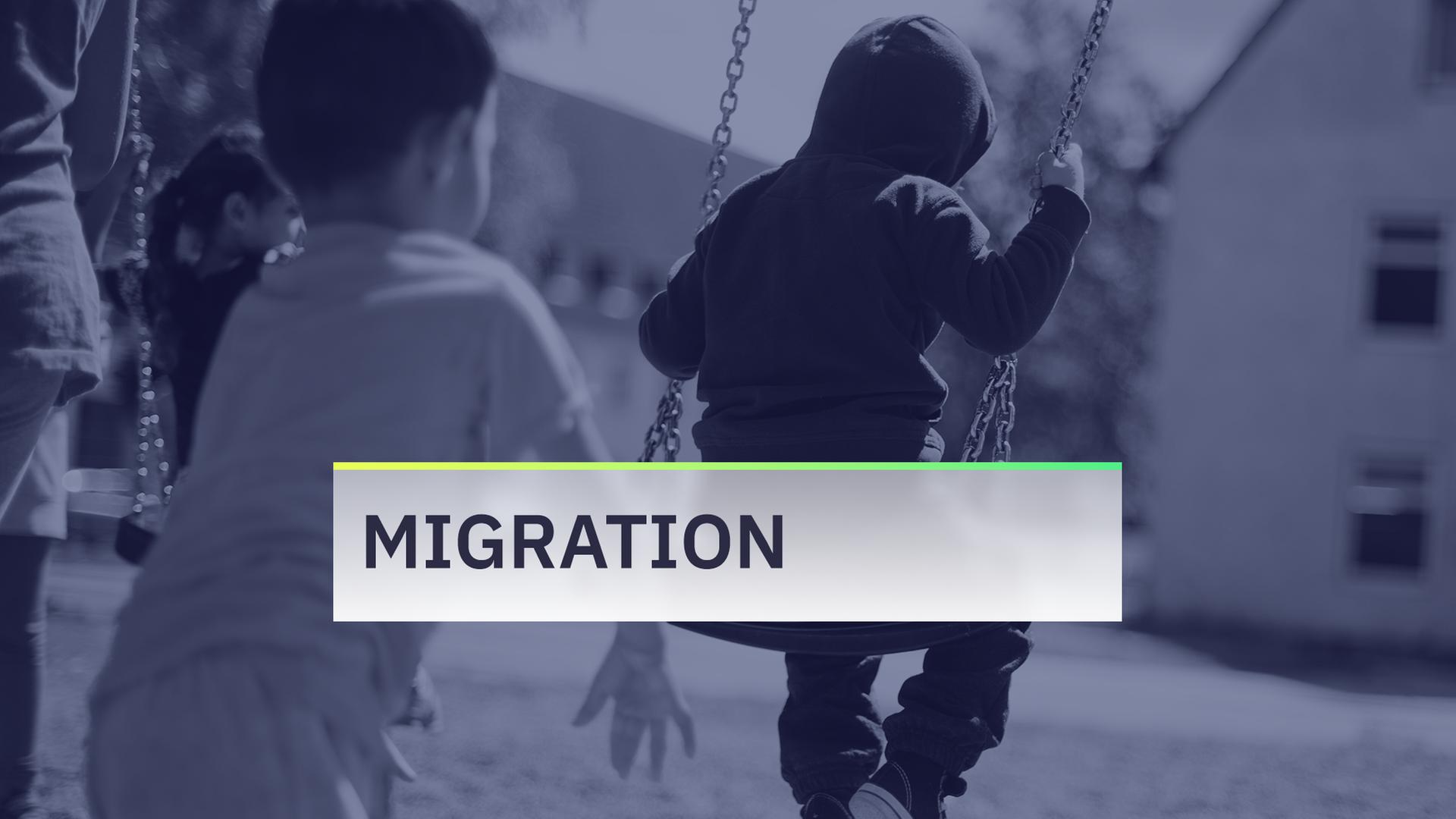 Flüchtlingskinder schaukeln auf einem Spielplatz. | picture alliance / dpa | Julian Stratenschulte