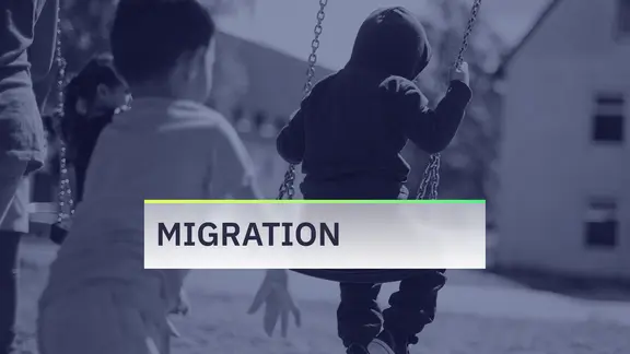 Flüchtlingskinder schaukeln auf einem Spielplatz.