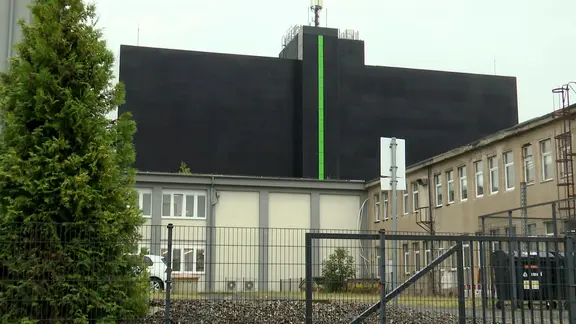 Ein dunkles Gebäude