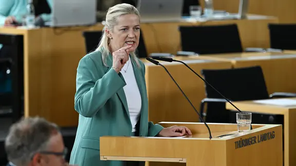 Beate Meißner (CDU), Ministerin für Justiz, Migration und Verbraucherschutz von Thüringen, spricht in der Sitzung des Thüringer Landtages. Auf der Tagesordnung steht das Zweite Gesetz zur Änderung des Thüringer Richter- und Staatsanwältegesetzes.