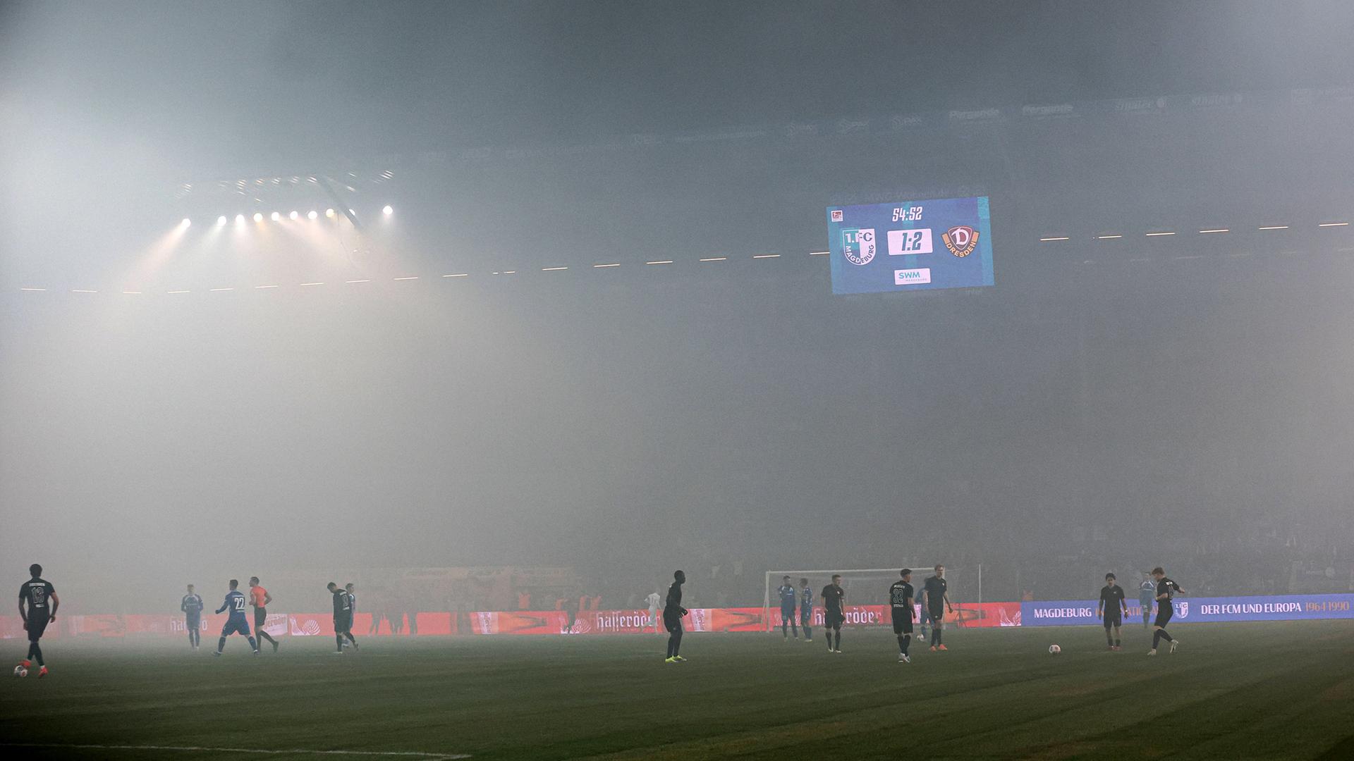Dichte Rauchschwaden ziehen durch das Magdeburger Fußballstadion.  | IMAGO / Christian Schroedter