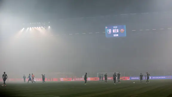 Dichte Rauchschwaden ziehen durch das Magdeburger Fußballstadion.
