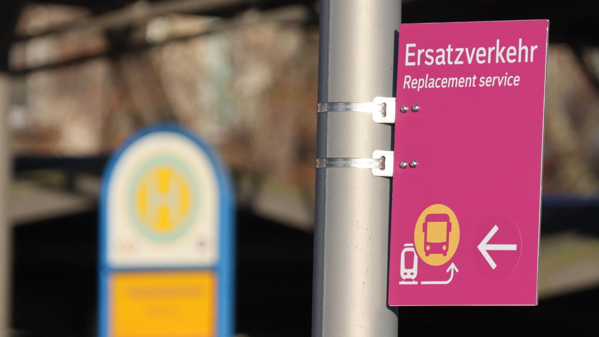 An Masten hängen Hinweisschilder zu Bushaltestelle und Ersatzverkehr | MDR/André Plaul