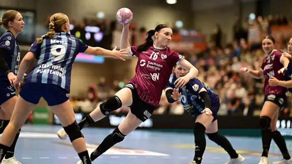 Leipzigs Lisa Lammich setzt sich am Buxtehuder Kreis durch.