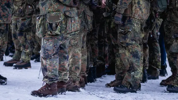 Bundeswehrsoldaten der Panzerbrigade Litauen stehen in einer Formation