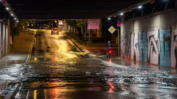 Eine Unterführung steht unter Wasser