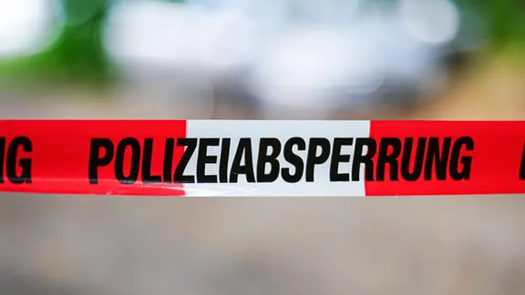 Aufschrift "Polizeiabsperrung" auf Absperrband