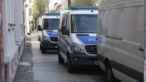 Geparkte Polizeifahrzeuge