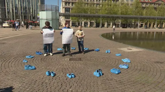 Schüler aus Leipzig beteiligen sich an Klimakunst-Aktion zum "Earth Day". 