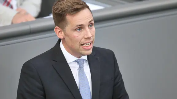 Florian Oest spricht im Bundestag am 23. April 2026