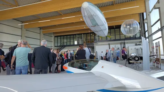 Ein Elektrosegler im neuen Hangar auf dem Flugplatz Kamenz