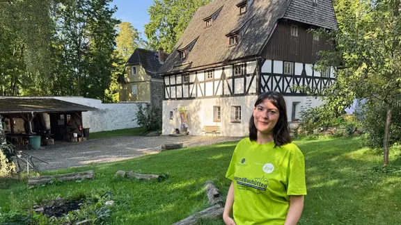 Anne Lißner vor dem Scharfrichterhaus Görlitz. 