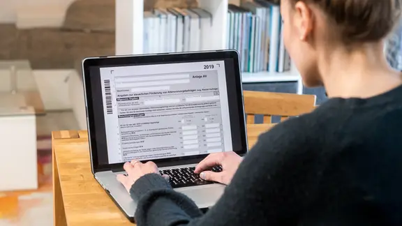 Eine Frau macht ihre Steuererklärung elektronisch an einem Notebook.