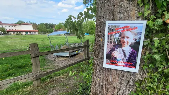 Ein Plakat macht auf das Verschwinden von Inga aufmerksam. | MDR/ Bernd-Volker Brahms Ein Plakat an einem Baum zeigt das Bild eines Mädchens.