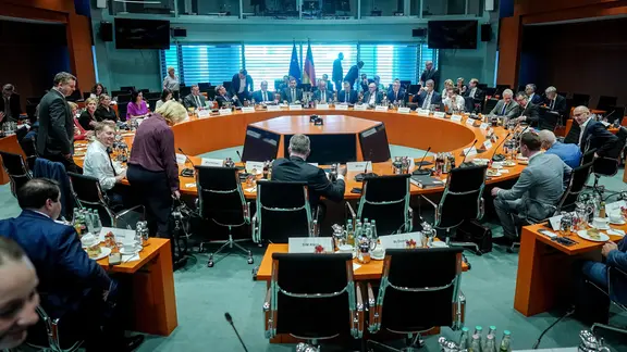 Die Teilnehmer der Ministerpräsidentenkonferenz (MPK) sitzen im Bundeskanzleramt.