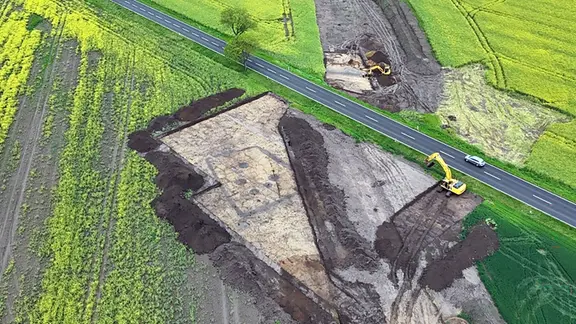 Ein Bagger, Grabanlage ile ilgili bir trapezoförmigen satın aldı.