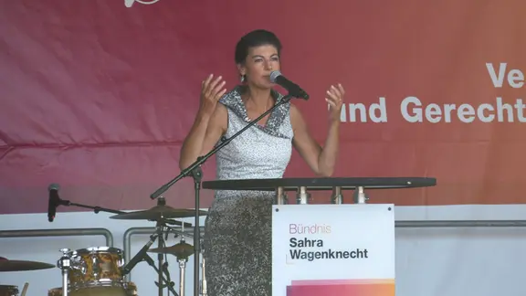Sarah Wagenknecht auf einer Kundgebung