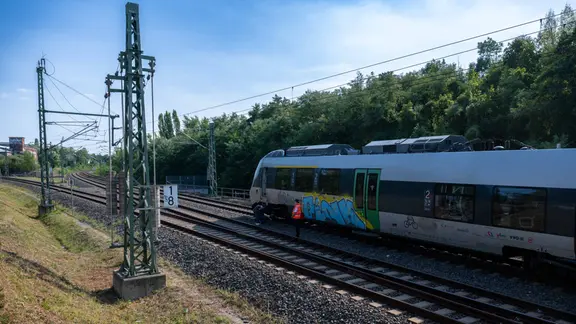 Eine S-Bahn steht auf den Gleisen