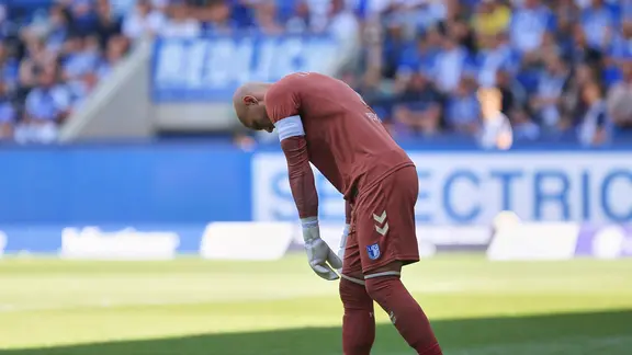 Keeper Dominik Reimann (1, 1. FC Magdeburg) ist enttäuscht nach dem Heim-Debakel gegen Eintracht Braunschweig.