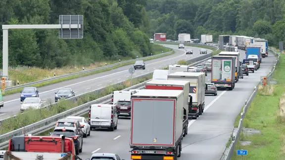 Fahrzeuge bilden bei einem Stau auf der Autobahn 4 eine Rettungsgasse