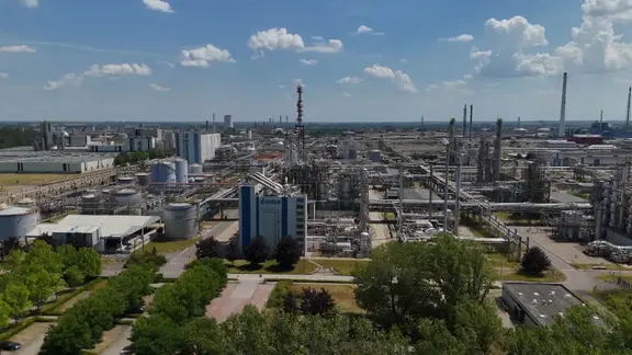 Der Chemiepark Leuna aus der Luft am Tag.