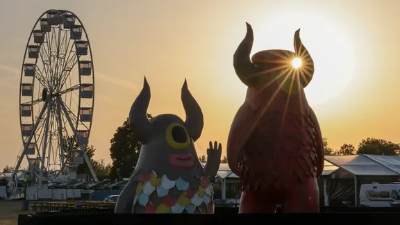 Die Sonne scheint auf das Maskottchen "Highviech" des Highfield Festivals. 