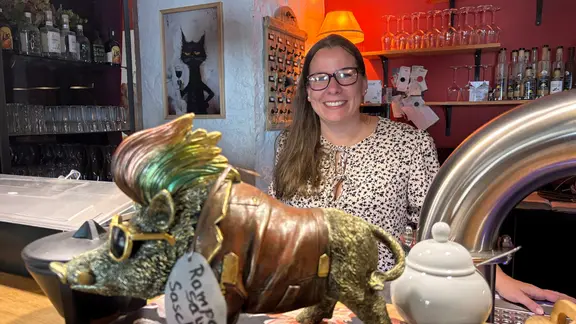Franziska Hildebrandt vom Landhotel in Klettbach hinter einem Tresen