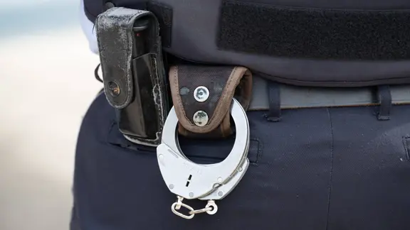 Handschellen an einem Polizeigürtel. 