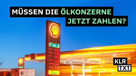 Blick auf die Preistafel bei der Shell Tankstelle in Pasewalk in Mecklenburg-Vorpommern bei Dämmerung.