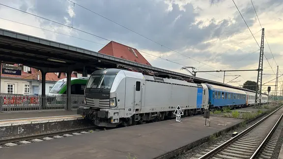 Zug von Leoexpress von Frankfurt am Main nach Przemyśl in Polen beim Halt in Weimar.