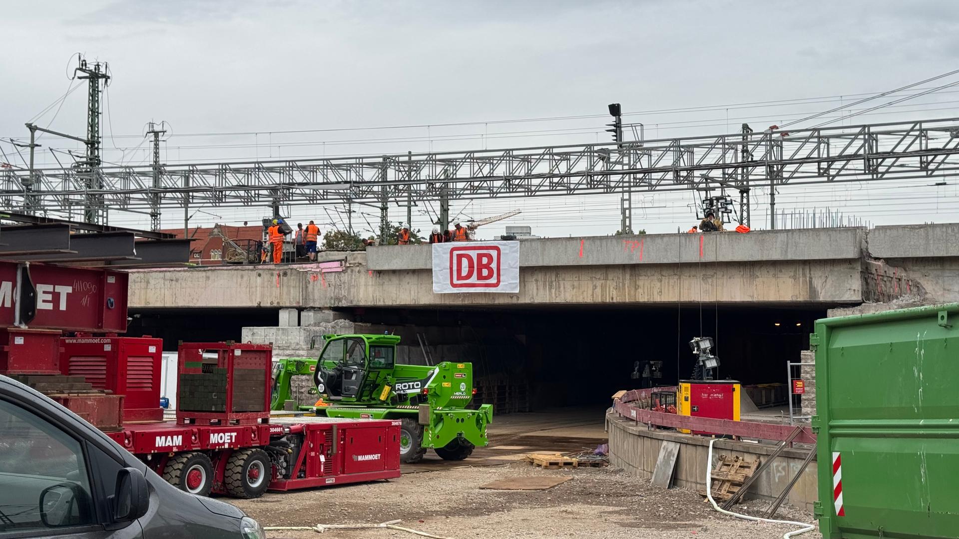 Erfurt: "Tausendfüßer" holt 1.800 Tonnen schweres Teil aus Bahnbrücke
