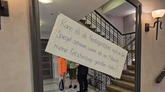 Schild mit Appell an die Kreistagsmitglieder in Sonneberg