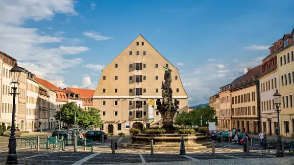 neustadtplatz mit herkulesbrunnen und salzhaus zittau