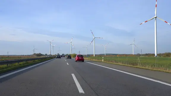 Windräder an der Autobahn. 