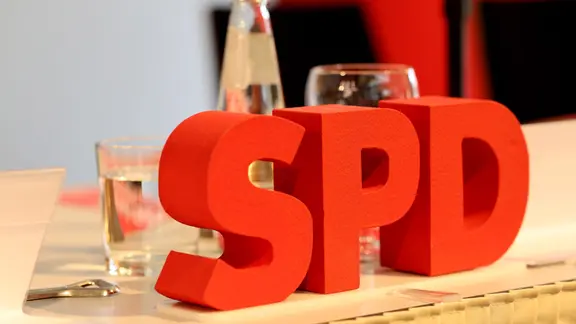 Die Buchstaben SPD stehen auf einem Tisch beim Landesparteitag der SPD Sachsen-Anhalt. 