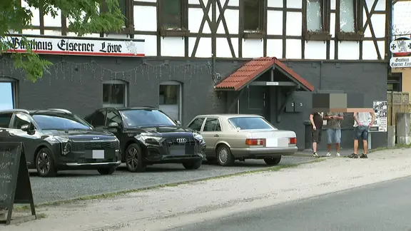 Außenansicht eines Fachwerkhauses, das Gasthaus "Eisener Löwe" in Brattendorf