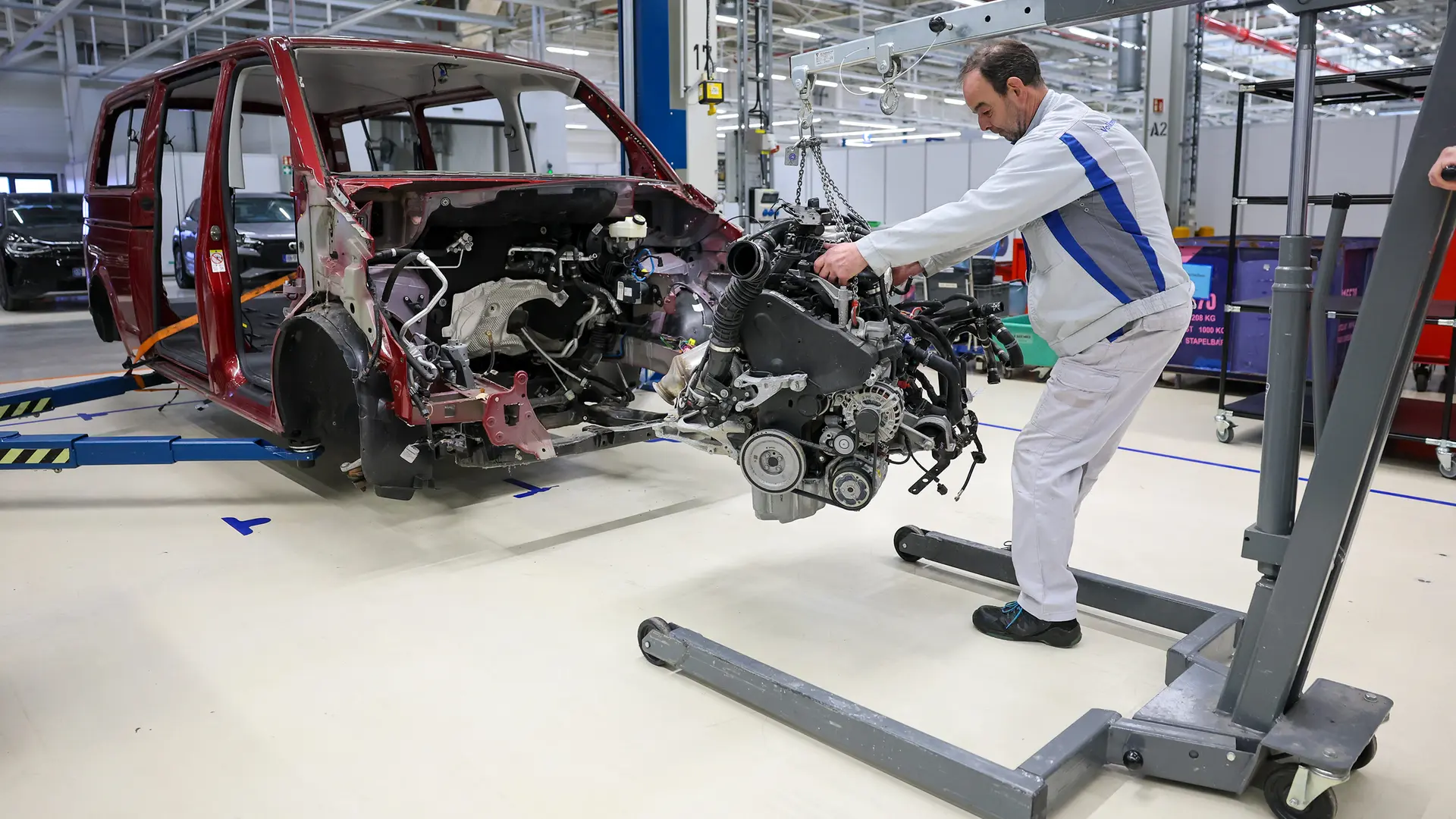 VW starts dismantling old cars for recycling at its Zwickau plant
