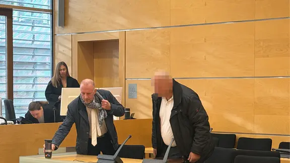 Ein mutmaßlicher Brandstifter steht vor dem Landgericht Meiningen. 
