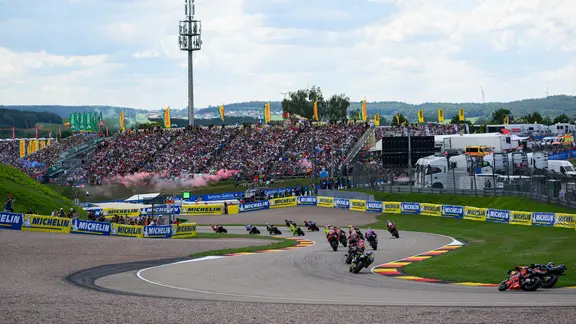 MotoGP, Rennen, das Fahrerfeld fährt in der Einführungsrunde auf der Strecke vor den Zuschauertribünen entlang.