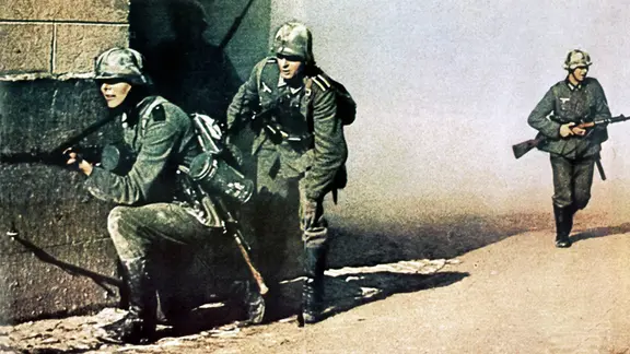 Deutsche Soldaten im Kampf um Stadt in Norwegen 1940