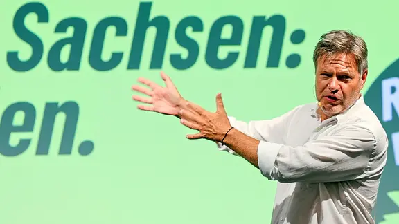 Robert Habeck (Bündnis 90/Die Grünen), Bundeswirtschaftsminister, spricht im Rahmen der Wahlkampftour vor der sächsischen Landtagswahl im Kupfersaal in Leipzig.