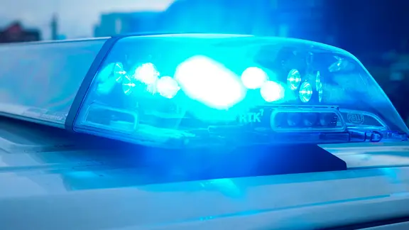 Blinkendes Blaulicht auf dem Dach eines Polizeifahrzeug im Einsatz