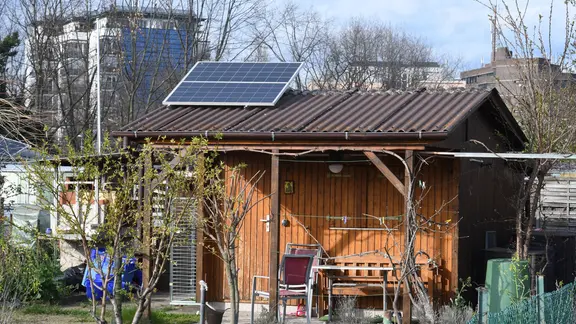 Solaranlage auf einem Gartenhaus in einem Schrebergarten.